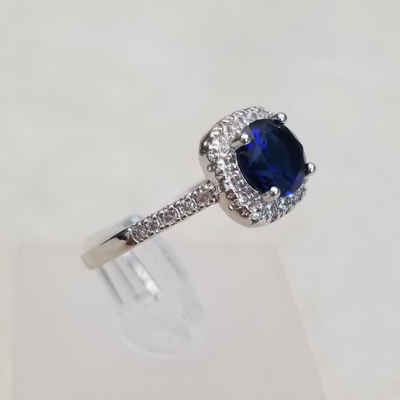 18k Sapphire Ring - Picture 5 of 8
